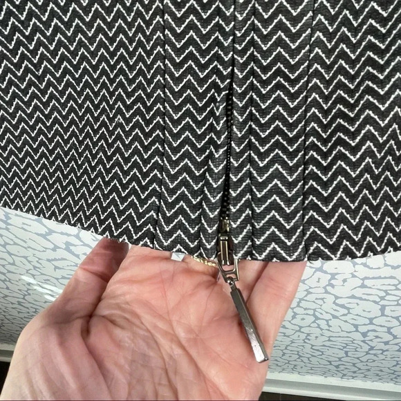 Armani Collezioni Black and white zip back‎ skirt size 10 - Picture 7 of 7